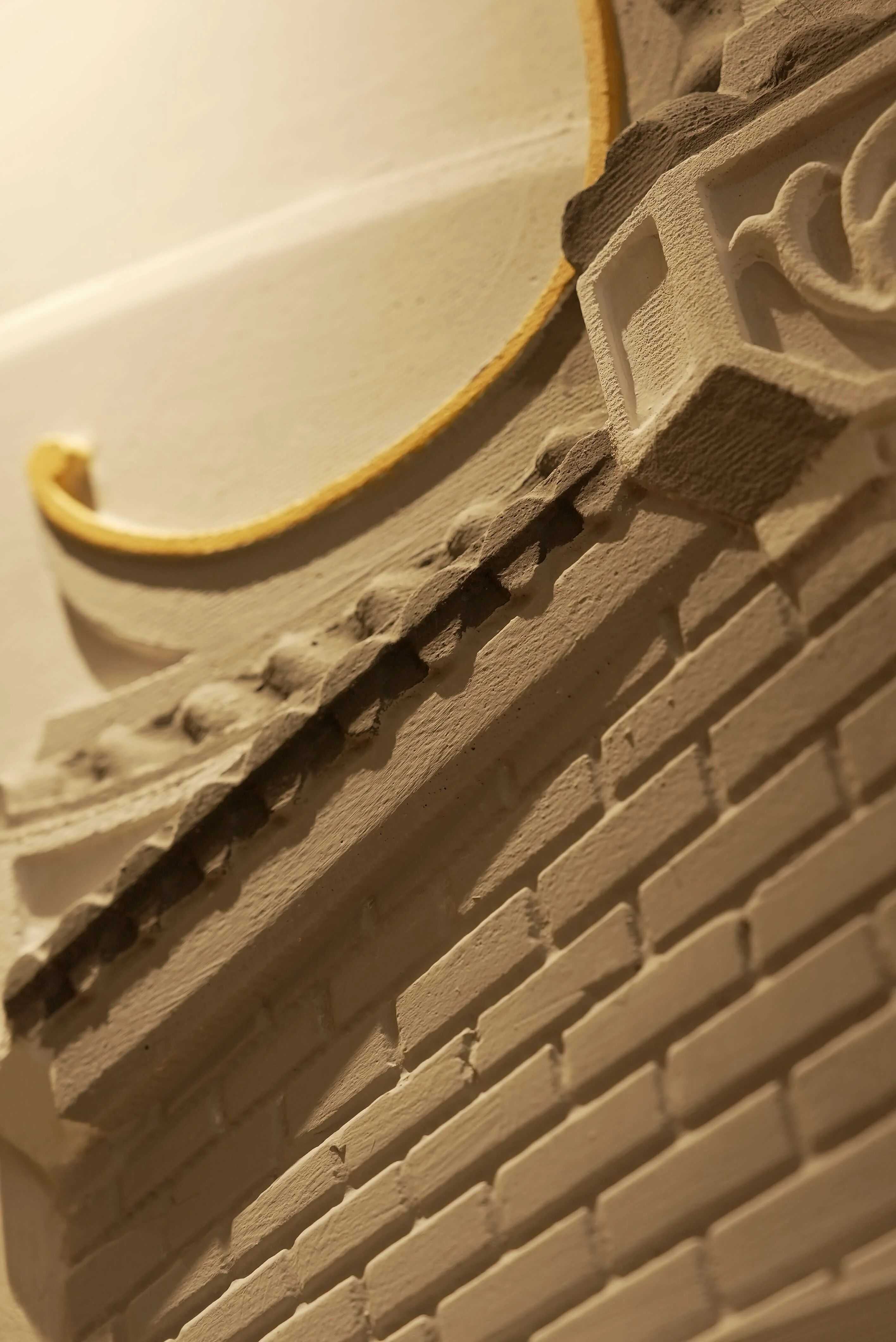 Bajorrelieve de cerámica espumada