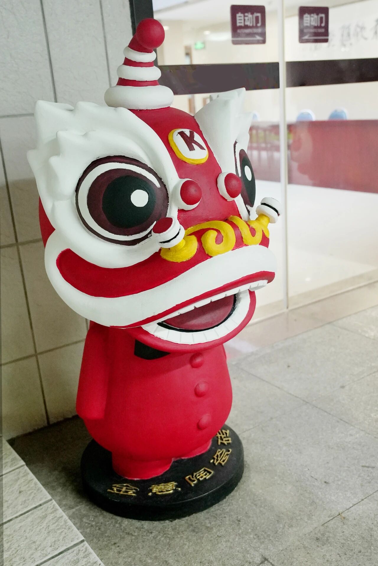 Leones dorados de cerámica espumada