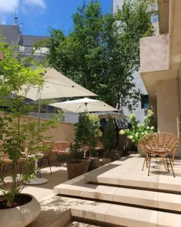 Área al fresco del café