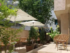 Área al fresco del café