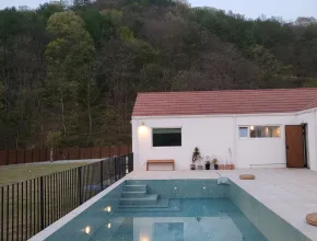 Villa con piscina que admite mascotas
