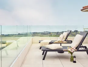 Terraza de la piscina del complejo