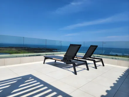 Terraza de la piscina del complejo