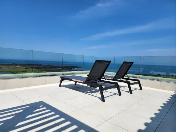 Terraza de la piscina del complejo