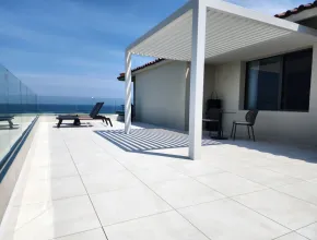 Terraza de la piscina del complejo