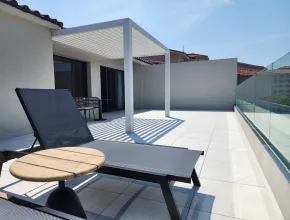 Terraza de la piscina del complejo