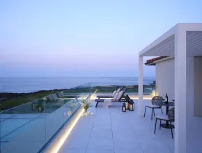Terraza de la piscina del complejo