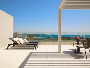 Terraza de la piscina del complejo