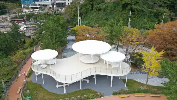 Plataforma panorámica en el parque