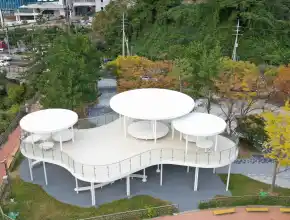 Plataforma panorámica en el parque