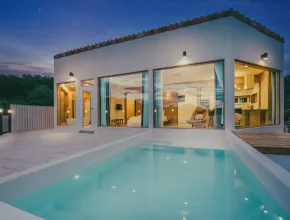Área de piscina al aire libre del complejo