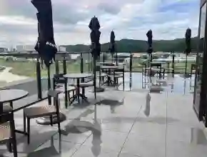 Asientos al aire libre de Starbucks