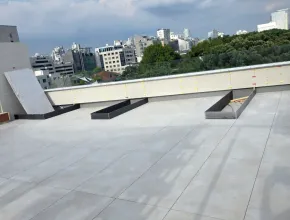 Terraza en la azotea del edificio de oficinas