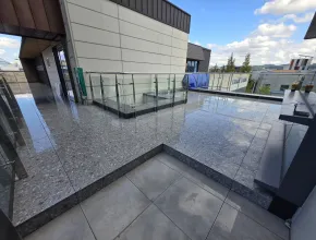 Terraza en la azotea del edificio de oficinas
