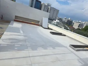 Terraza en la azotea del edificio de oficinas