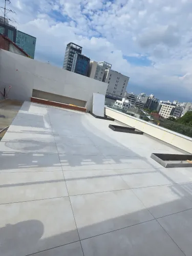 Terraza en la azotea del edificio de oficinas