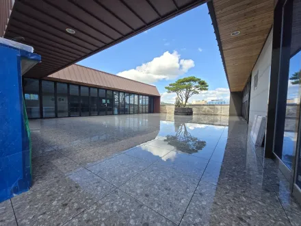 Terraza en la azotea del edificio de oficinas