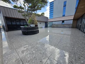 Terraza en la azotea del edificio de oficinas