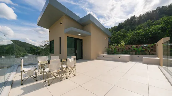 Patio de la piscina del resort