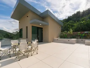 Patio de la piscina del resort