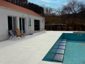 Villa con piscina que admite mascotas