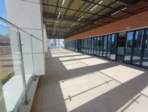 Espacio de aprendizaje al aire libre cubierto de la escuela