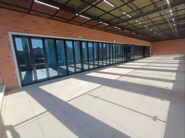 Espacio de aprendizaje al aire libre cubierto de la escuela